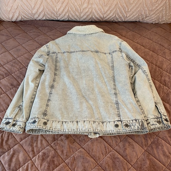 Levi's Washed Cotton Sherpa Trucker Jacket - Picture 10 of 15